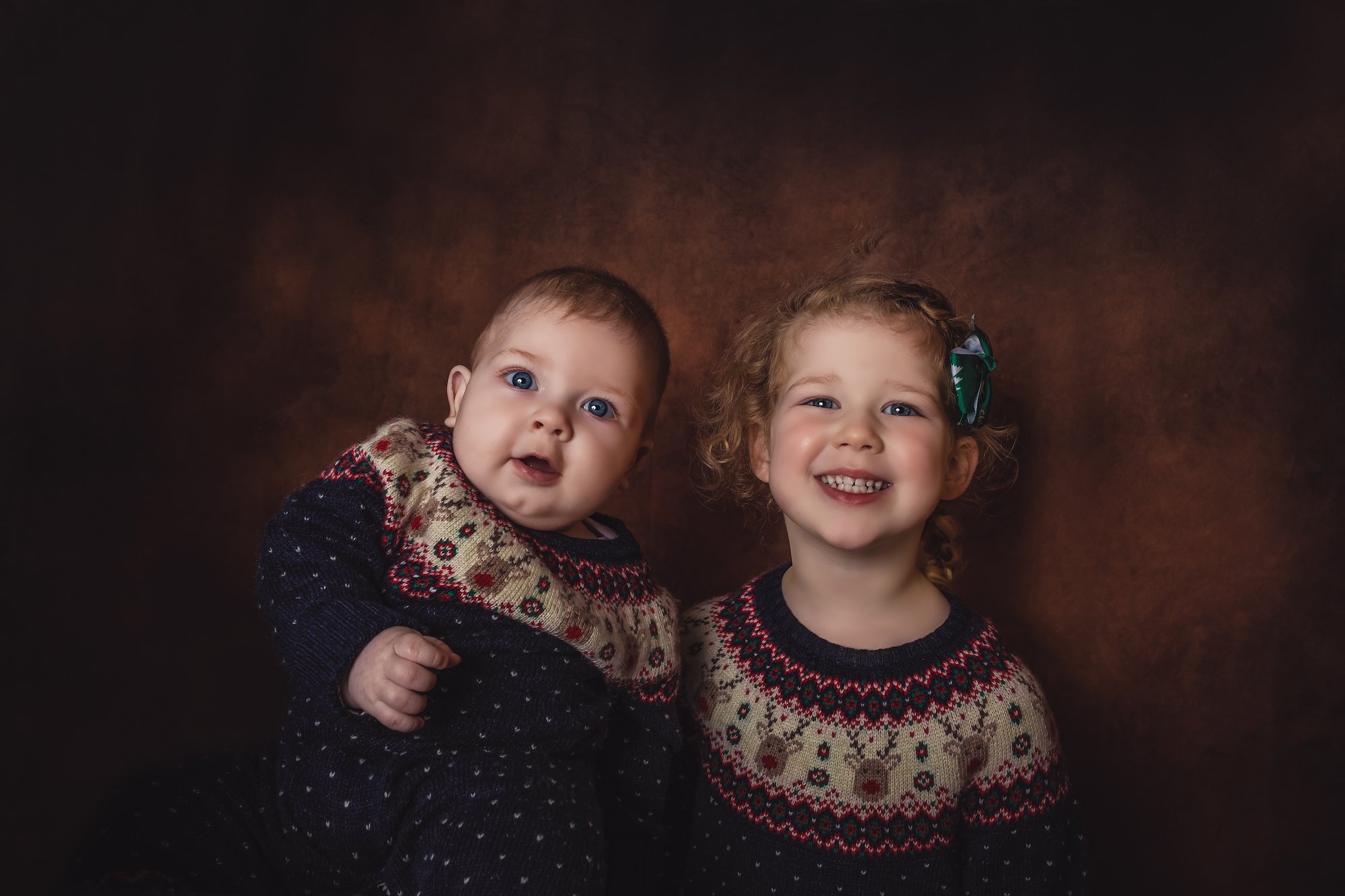 Emma Lowe Photography Christmas Mini Shoot Siblings Family