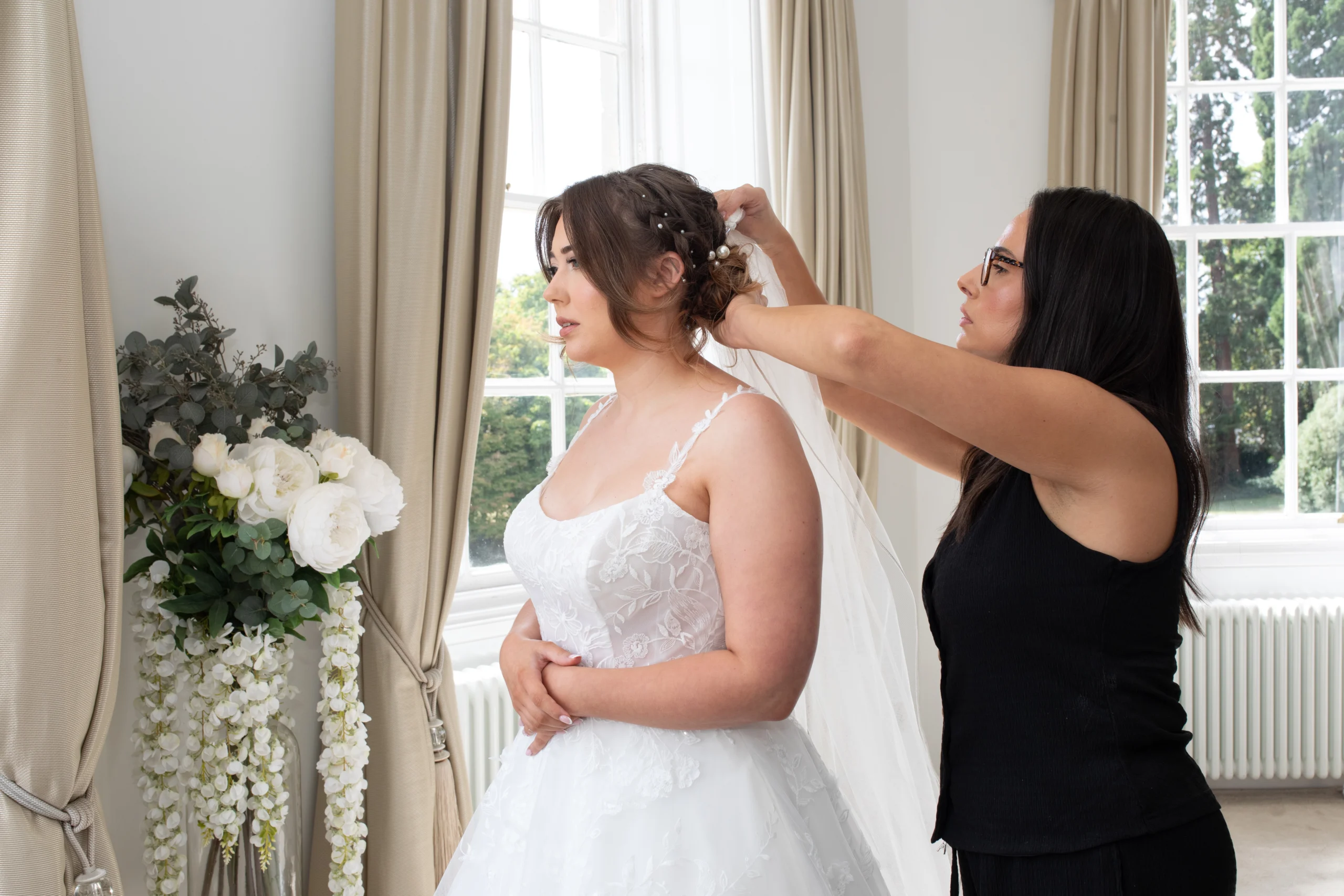 A&L-0082 Emma Lowe Photography at Bourton Hall Getting ready with the Bride