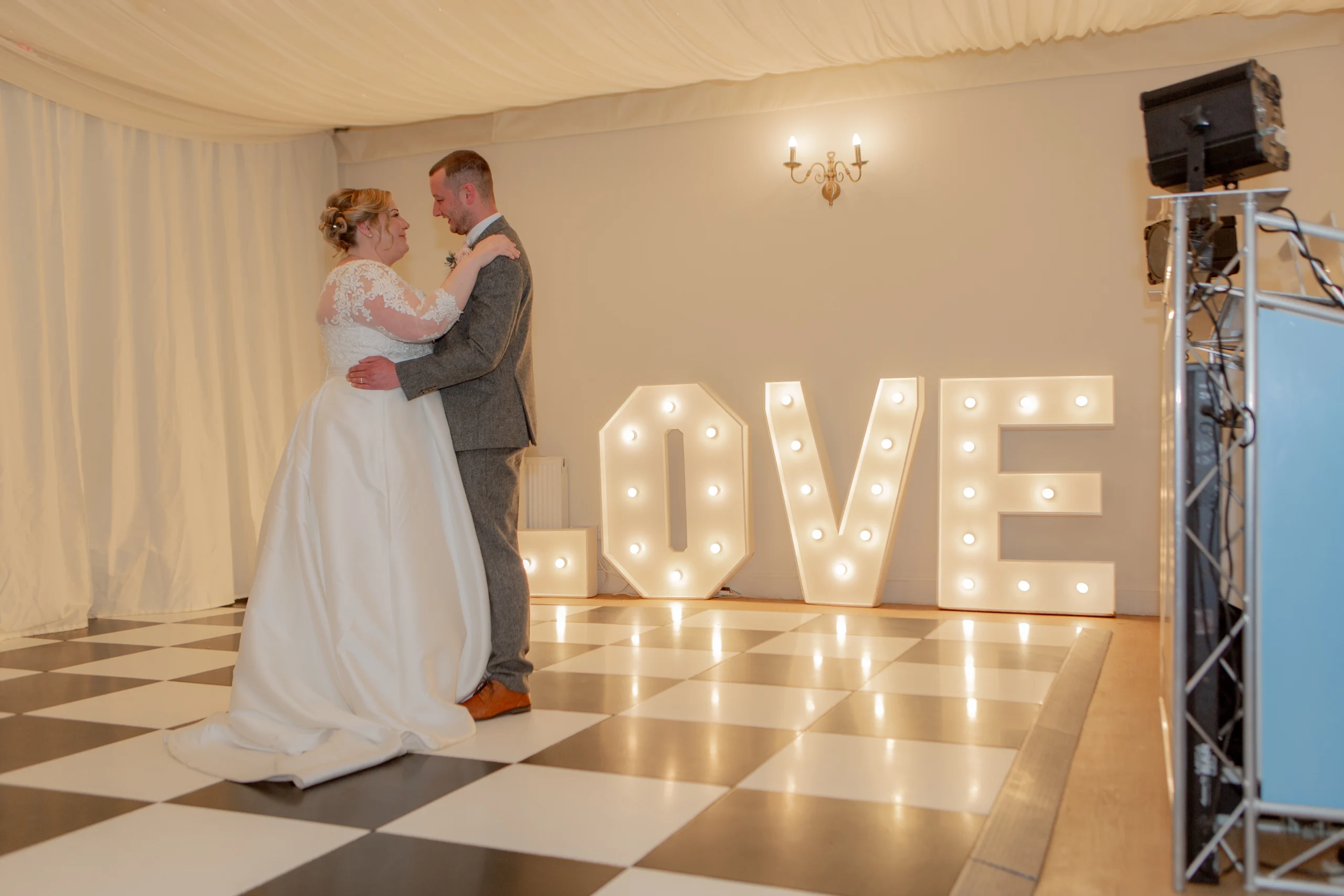 NC-1295 Confetti at Warwick house Emma Lowe Photography first dance